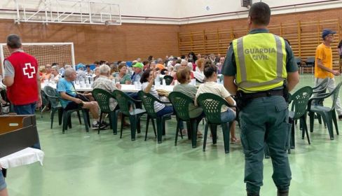 Vecinos de Sejas de Aliste desalojados pro el incendio de Trabazos. (Ical)