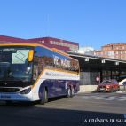 U autobús sale de la estación de Salamanca. (ARCHIVO)