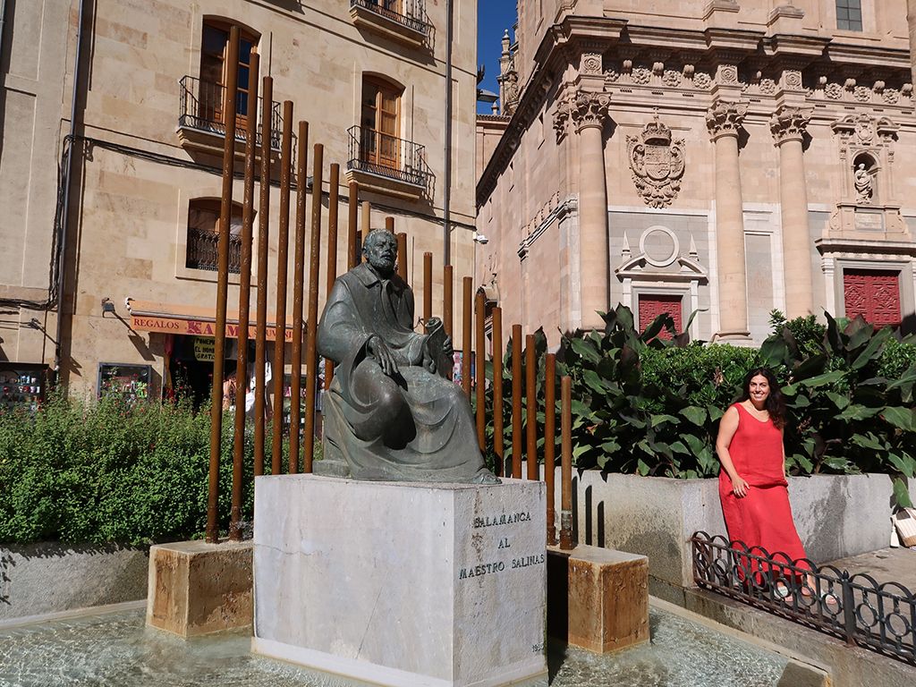 Elena Blanco Rivas, junto a la escultura dedicada a Francisco de Salinas, obra de Hipólito Pérez Calvo. Elena Blanco Rivas, junto a la escultura dedicada a Francisco de Salinas, obra de Hipólito Pérez Calvo.