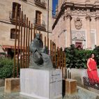 Elena Blanco Rivas, junto a la escultura dedicada a Francisco de Salinas, obra de Hipólito Pérez Calvo. 
