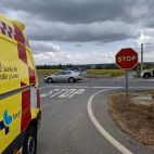 Una ambulancia y una patrulla de la Guardia Civil. (ARCHIVO) 