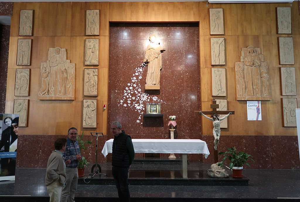 Juan Andrés Martín y Tomás Gil en la capilla de Las Salesianas junto a una de las madres del colegio. Juan Andrés Martín y Tomás Gil en la capilla de Las Salesianas junto a una de las madres del colegio.