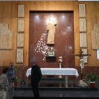 Juan Andrés Martín y Tomás Gil en la capilla de Las Salesianas junto a una de las madres del colegio.