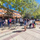 Padres y madres esperan a que los escolares salgan del colegio San Mateo, en la avenida de Los Cipreses. (Archivo)