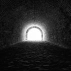 Luz al final del túnel. Imagen de Peter H en Pixabay