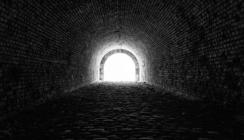 Luz al final del túnel. Imagen de Peter H en Pixabay