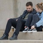 Una pareja sentada en el suelo. Imagen de Silviu on the street en Pixabay