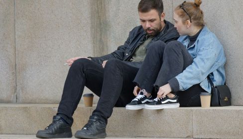 Una pareja sentada en el suelo. Imagen de Silviu on the street en Pixabay
