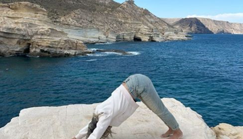 Adho Mukha Svanasana. Fotografía Juan por el Mundo.