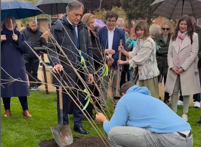 El alcalde participa en la plantación del Jardín de Kalyna, un arbusto emblemático de Ucrania.