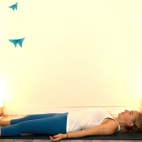 Marta Corrionero, maestra de Yoga Canesha Salamanca, realiza la postura Savasana. 