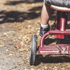 Un niño montado en un triciclo. Imagen de Soledadsnp en Pixabay