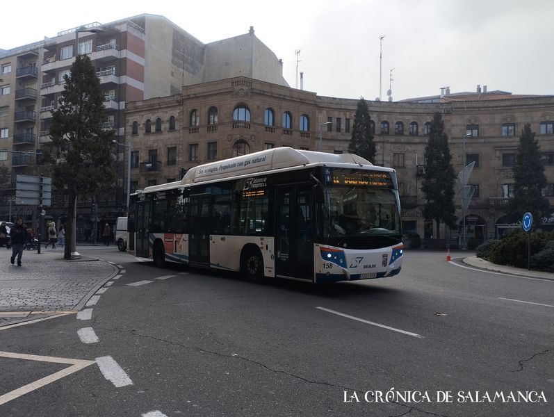 Un autobús municipal por la Puerta de Zamora. (Archivo)
