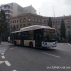 Un autobús municipal por la Puerta de Zamora. (Archivo)