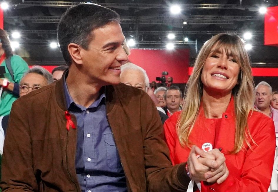 Pedro Sánchez y su mujer, Begoña Gómez, en el congreso federal de Sevilla. (Archivo/Ical) Pedro Sánchez y su mujer, Begoña Gómez, en el congreso federal de Sevilla. (Archivo/Ical)