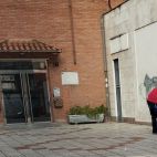 Servicio de comida a domicilio en un bloque de Garrido que forma parte de la ayuda a la dependencia en Salamanca.