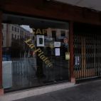 La entrada cerrada del Café La Platea. Fotografía. Pablo de la Peña. 