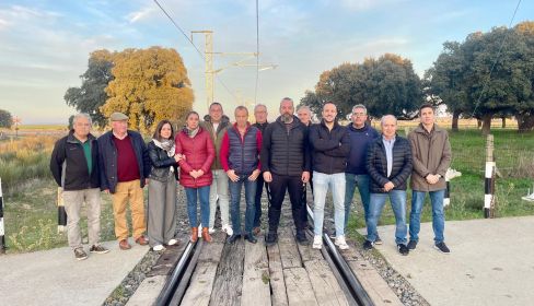 Concejales y alcaldes socialistas de la zona de La Fuente de San Esteban, con cargos del PSOE de Salamanca. 
