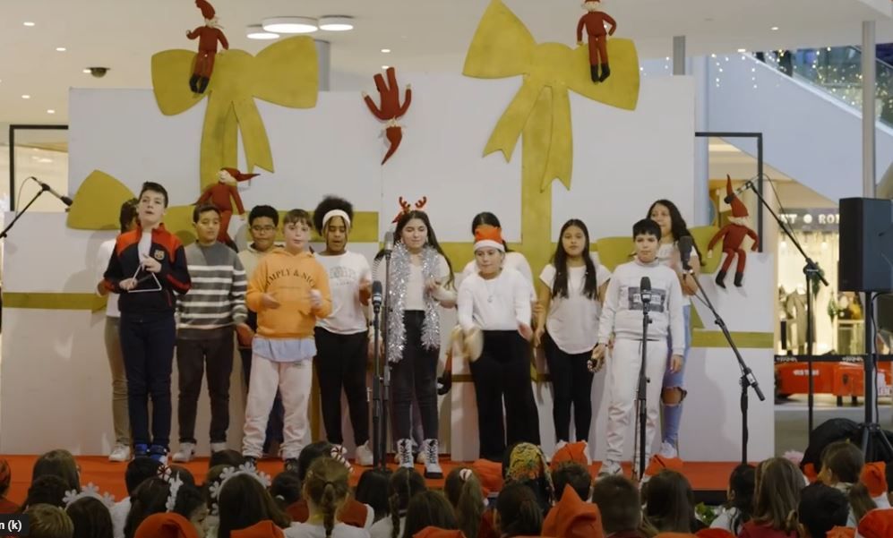 Los alumnos de Nuestra Señora de La Asunción, en un momento de la actuación en El Tormes. 