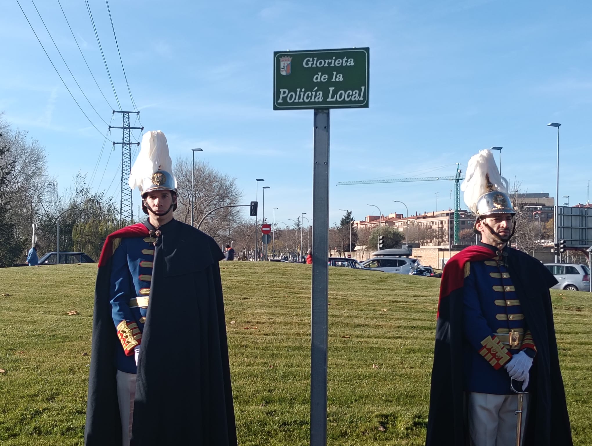 Dos policía locales junto al rótulo que da nombre a la rotonda de la Policía Local.
