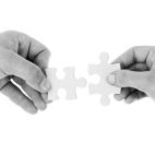 Dos manos sujetando piezas de puzle. Imagen de Public Domain Pictures en Pixabay
