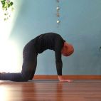 Postura del gato. Fotografía. Yoga Ganesha Salamanca.