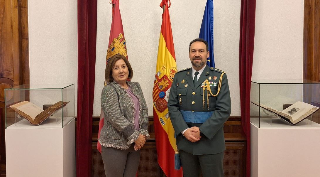 La subdelegada, Rosa López, junto al coronel Pedro Merino, este jueves.