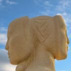 Una escultura con dos caras. Imagen de Dimitris Vetsikas en Pixabay
