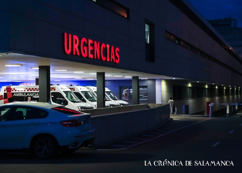 Imagen nocturna de las urgencias del hospital. (Foto: Pablo de la Peña/Archivo)