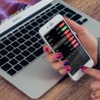 Una persona utiliza una aplicación en un teléfono móvil. Foto: Pixabay.