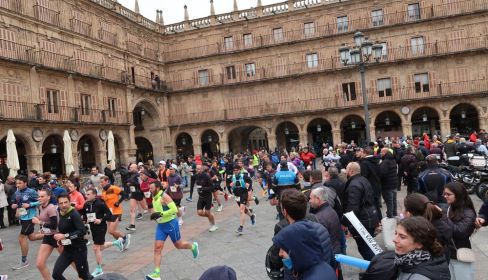Los corredores de la Media Maratón de Salamanca a su paso por la Plaza Mayor. (ARCHIVO)