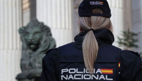 Una agente, en una de las fotografías que la Policía Nacional comparte en su perfil oficial de Instagram.
