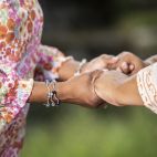 Dos mujeres dándose la mano. Imagen de AndPan614 en Pixabay
