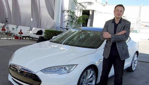 Elon Musk, líder de Tesla, con uno de los coches de la compañía, en una de las fotos de su perfil de Instagram.