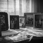 La mesa con los retratos de la familia. 