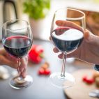 Dos comensales brindan con sendas copas de vino. Foto: Pixabay.