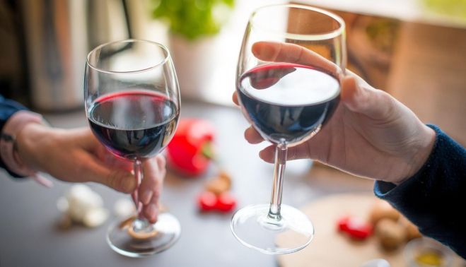Dos comensales brindan con sendas copas de vino. Foto: Pixabay. Dos comensales brindan con sendas copas de vino. Foto: Pixabay.