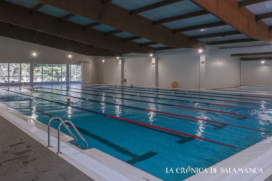 La piscina de La Alamedilla, en marzo tras su reapertura. El agua se enturbió nada más usarla.