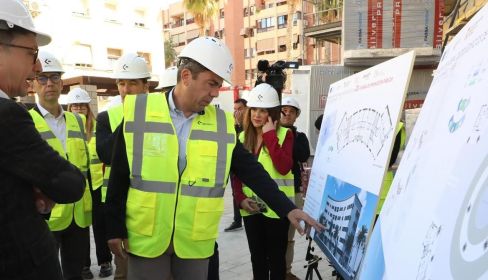Carlos Mazón, en su visita a las obras de rehabilitación de viviendas de la Generalitat, en el barrio Miguel Hernández de Alicante. Foto: Instagram | @carlos_mazon_guixot.