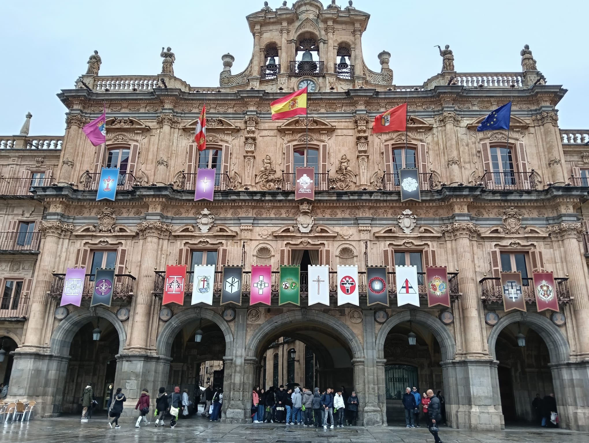 Los reposteros de las cofradías de Salamanca ya lucen en la balconada del Ayuntamiento. 