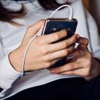 Una persona utiliza un teléfono móvil. Fotos: Pixabay.