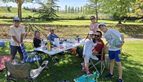 Una familia de Carbajosa celebra el Lunes de Aguas en el Prado de la Vega. 
