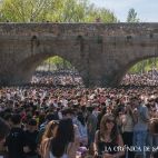 Miles de personas abarrotan los aledaños del Puente Romano este Lunes de Aguas. Fotografías. Pablo de la Peña. 