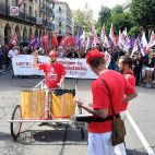 El grupo de batucada encabeza la manifestación del Primero de Mayo en Salamanca. 