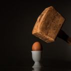 Un mazo de madera y un huevo. Imagen de Steve Buissinne en Pixabay