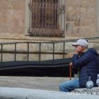 Un jubilado en Salamanca. (Foto: Vicente Pérez)