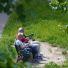 Una pareja descansa en un banco en Salamanca.  (Foto: Vicente Pérez/Archivo)