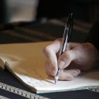 Una persona escribiendo. Imagen de Anna en Pixabay