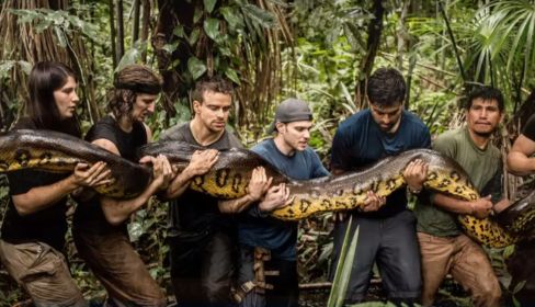 Un momento del documental 'Eaten Alive', con el ecologista Paul Rosolie en el extremo derecho. Imagen: Handcrafted Films.