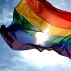 Una bandera arcoíris.